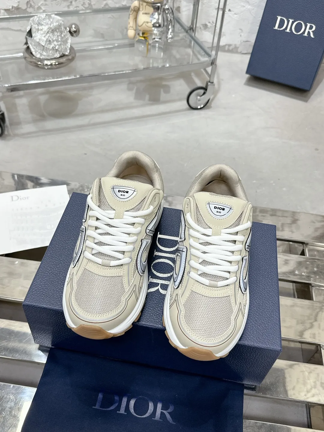 Men's men's shoes 💰600❤️❤️❤️High version Dior Dior's latest color matching B30 series reflective dad sneakers original 17380💰 purchased for development and production Brand new B30 sneakers Dad Shoes style shoes that follow the trend of the retro market The Dior logo on the tongue also indicates that this pair of shoes is the B30 model! B30 uses fine-textured leather and mesh cloth materials to form a shoe body. There are conspicuous letters CD on both sides of the shoe body to indicate identity. Many lines on the shoe body outline details to make the shoes look less monotonous and full of retro flavor. The delivery counter is exquisitely packaged🛍📦 ▪️Fabric: Original customized technical fabric + mesh ▪️Inner lining: Customized breathable lining ▪️Outsole: Original molded IP foam + TPU outsole ▪️Sole thickness: 3.5CM ▪️Size: Women’s size 35-40 / Men’s size 39-46